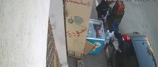 مختل عقلي يهاجم أربع نساء في وضح النهار مختل عقلي يهاجم أربع نساء في وضح النهار