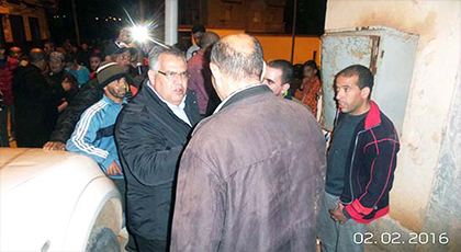 بالصور.. ساكنة باريتشنو تخرج للإحتجاج بسبب عطل في إحدى المولدات الكهربائية ورئيس بلدية بني أنصار يتدخل بالصور.. ساكنة باريتشنو تخرج للإحتجاج بسبب عطل في إحدى المولدات الكهربائية ورئيس بلدية بني أنصار يتدخل