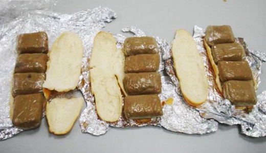 أخر الإبتكارات.. إعتقال شاب يبيع "سوندويش" حشيش بمليلية أخر الإبتكارات.. إعتقال شاب يبيع "سوندويش" حشيش بمليلية