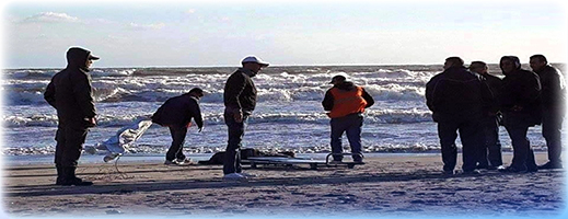 شاطئ السعيدية يلفظ جثة رجل يُشتبه في وفاته أثناء محاولة هجرة سرية شاطئ السعيدية يلفظ جثة رجل يُشتبه في وفاته أثناء محاولة هجرة سرية