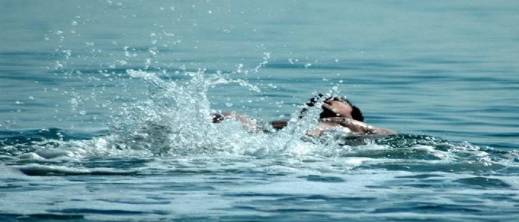 وفاة رجل في الأربعينيات أثناء محاولة إنقاذ ابنته من الغرق وفاة رجل في الأربعينيات أثناء محاولة إنقاذ ابنته من الغرق