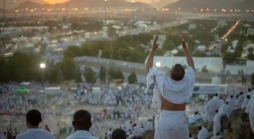 الحجاج يتوافدون على مشعر عرفات لأداء الركن الأعظم الحجاج يتوافدون على مشعر عرفات لأداء الركن الأعظم