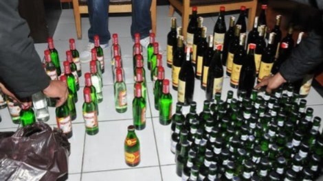 الشرطة تداهم منزلا بحي بوعرورو وتحجز أزيد من 2000 قنينة خمر الشرطة تداهم منزلا بحي بوعرورو وتحجز أزيد من 2000 قنينة خمر