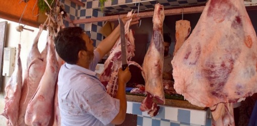 تجار الأزمات.. جزارون يرفعون أسعار اللحوم الحمراء لـ150 درهماً للكيلوغرام تجار الأزمات.. جزارون يرفعون أسعار اللحوم الحمراء لـ150 درهماً للكيلوغرام