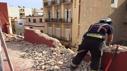 صور .. إنهيار حائط على مجموعة من السيارات المركونة بمدينة مليلية المحتلة صور .. إنهيار حائط على مجموعة من السيارات المركونة بمدينة مليلية المحتلة