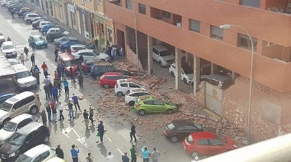 صور .. إنهيار حائط على مجموعة من السيارات المركونة بمدينة مليلية المحتلة صور .. إنهيار حائط على مجموعة من السيارات المركونة بمدينة مليلية المحتلة