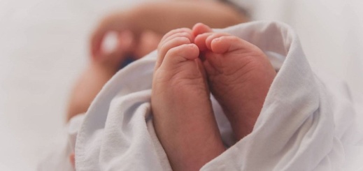 رضيع حديث الولادة يعثر عليه داخل حاوية نفايات رضيع حديث الولادة يعثر عليه داخل حاوية نفايات