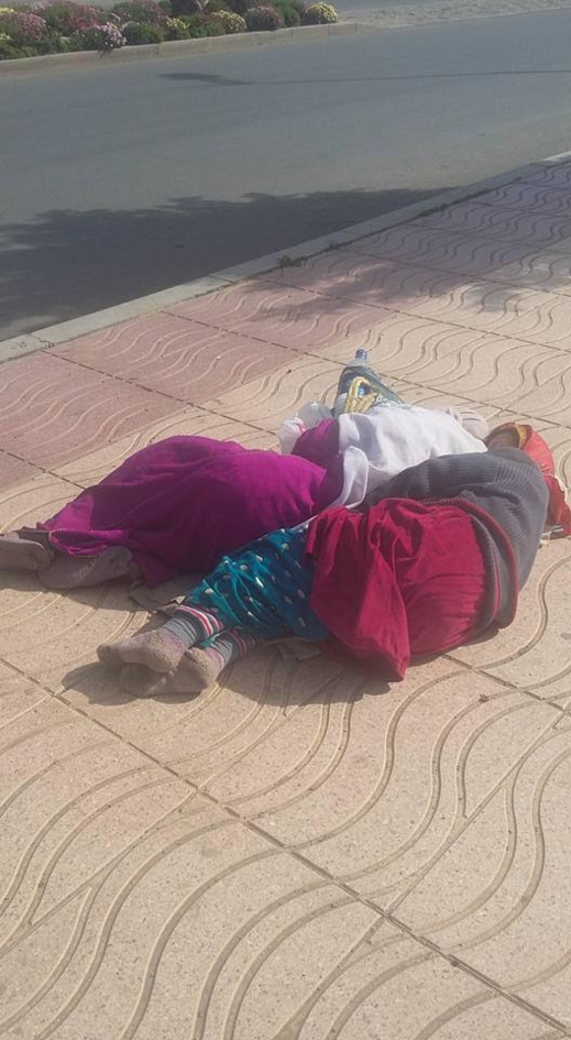 بالصور.. سيدة وابنتها تفترشان الشارع في أحضان الطقس السيئ وسط مدينة الناظور‎