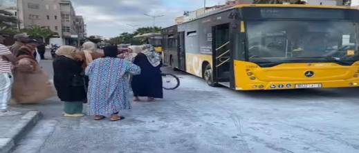 مراهقون يخلقون الرعب في حافلة عمومية مراهقون يخلقون الرعب في حافلة عمومية