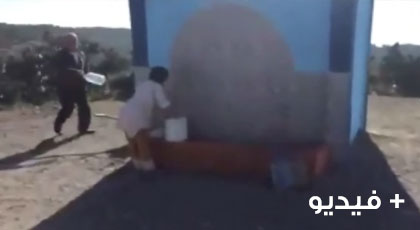  بالفيديو.. مسجد ببني شيكار يبيع المياه المعدنية للمواطنين بدرهمان لكل خمسة لترات