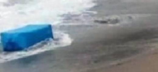 شاطئ السعيدية يلفظ أكياسا من مخدر الشيرا شاطئ السعيدية يلفظ أكياسا من مخدر الشيرا