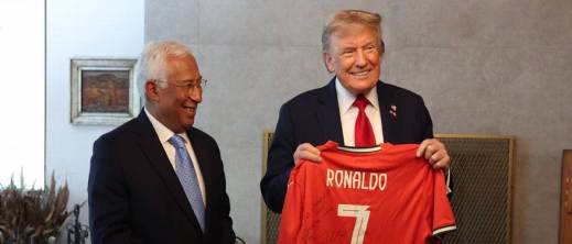 رونالدو يهدي قميصه لترامب برسالة غير متوقعة رونالدو يهدي قميصه لترامب برسالة غير متوقعة