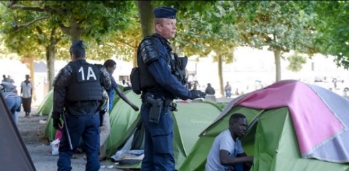 فرنسا تعلن حالة استنفار ضد المهاجرين غير النظاميين وتعبئ 4000 عنصر أمن للتفتيش فرنسا تعلن حالة استنفار ضد المهاجرين غير النظاميين وتعبئ 4000 عنصر أمن للتفتيش