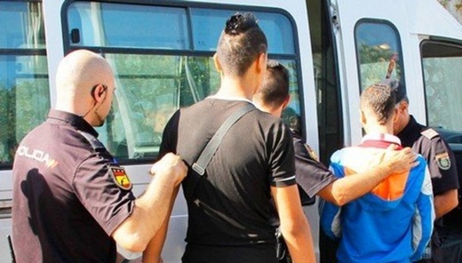 الداخلية الإسبانية تنفي إصدارها أوامر بإعادة قاصرين مغاربة إلى المغرب الداخلية الإسبانية تنفي إصدارها أوامر بإعادة قاصرين مغاربة إلى المغرب