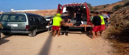 قفزة متهورة تنتهي بجروح خطيرة لشاب في شاطئ إسلي بالحسيمة قفزة متهورة تنتهي بجروح خطيرة لشاب في شاطئ إسلي بالحسيمة