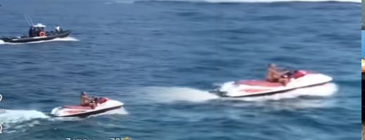 الملك محمد السادس يتفاعل مع المواطنين خلال جولة بـ "الجيت سكي" في تطوان الملك محمد السادس يتفاعل مع المواطنين خلال جولة بـ "الجيت سكي" في تطوان