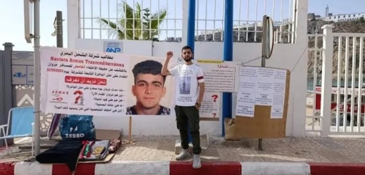 اعتصام مفتوح وإضراب عن الطعام.. شقيق مراون المقدم يحتج أمام ميناء الحسيمة