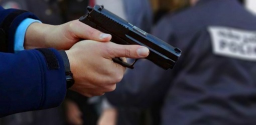 مفتش شرطة يشهر سلاحه لتوقيف شقيقين في حالة سكر هددا الأمن والمواطنين مفتش شرطة يشهر سلاحه لتوقيف شقيقين في حالة سكر هددا الأمن والمواطنين