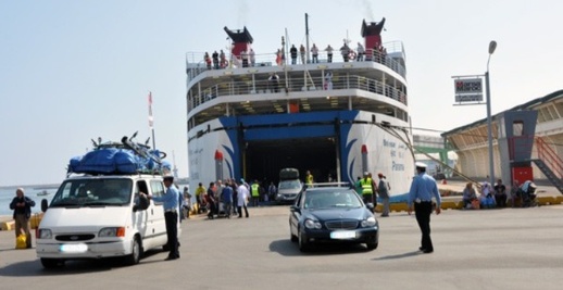 بوابة المغرب تغرق في الفوضى.. بني انصار تستقبل الجالية على إيقاع العشوائية بوابة المغرب تغرق في الفوضى.. بني انصار تستقبل الجالية على إيقاع العشوائية