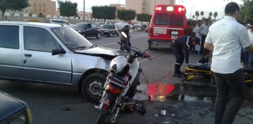 حادث سير بين سيارة ودراجة نارية بقرية أركمان يرسل شخصين في حالة حرجة للمستعجلات حادث سير بين سيارة ودراجة نارية بقرية أركمان يرسل شخصين في حالة حرجة للمستعجلات