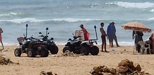 شاطئ يتحول إلى مسرح مأساة.. فقدان طفل وإنقاذ ثلاثة آخرين من الغرق شاطئ يتحول إلى مسرح مأساة.. فقدان طفل وإنقاذ ثلاثة آخرين من الغرق