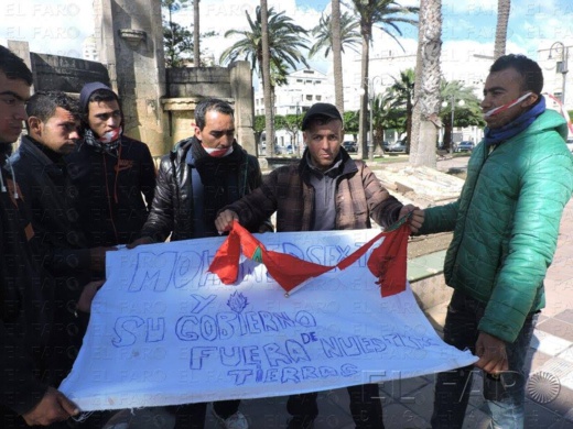 مغاربة رفض طلب لجوءهم في مليلية فقاموا بتمزيق العلم المغربي ومحاولة إحراقه لمنع ترحيلهم