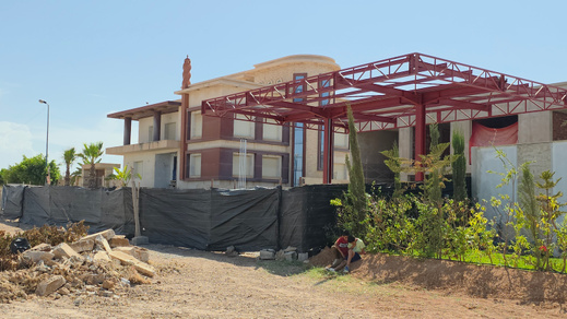 محطة وقود وسط حي سكني بسلوان تثير الجدل.. والساكنة تطالب بسحب الترخيص محطة وقود وسط حي سكني بسلوان تثير الجدل.. والساكنة تطالب بسحب الترخيص