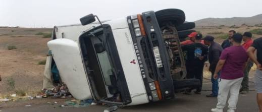 شاحنة تسحق سيارة وتقتل راكبين في جبال الريف شاحنة تسحق سيارة وتقتل راكبين في جبال الريف