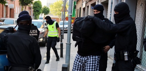 أحدهما متورط في جريمة قتل.. معطيات استخباراتية تقود لتوقيف بريطانيين مطلوبين للمغرب أحدهما متورط في جريمة قتل.. معطيات استخباراتية تقود لتوقيف بريطانيين مطلوبين للمغرب