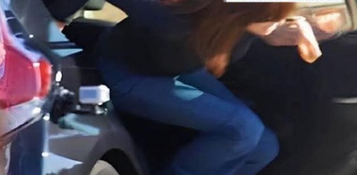 صادم.. فتاة قاصر ترمي بنفسها من سيارة متحركة بالشارع العام أمام ذهول المارة صادم.. فتاة قاصر ترمي بنفسها من سيارة متحركة بالشارع العام أمام ذهول المارة