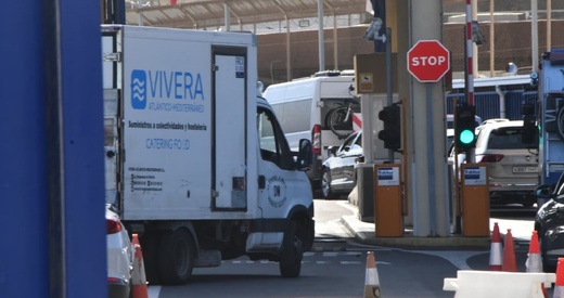 إشادة إسبانية بعبور أول شاحنة فواكه مغربية نحو مليلية بعد سنوات من التوقف إشادة إسبانية بعبور أول شاحنة فواكه مغربية نحو مليلية بعد سنوات من التوقف