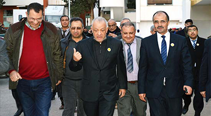 والي الجهة الشرقية وعامل إقليم الناظور يزوران جرحى حادثة الموت بالمستشفى الحسني والي الجهة الشرقية وعامل إقليم الناظور يزوران جرحى حادثة الموت بالمستشفى الحسني