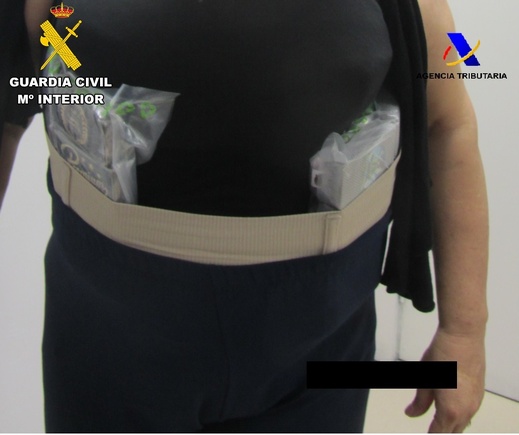 اعتقال خمس نساء من بينهن مهاجرتان مغربيتان حاولن تهريب الحشيش بطريقة مثيرة