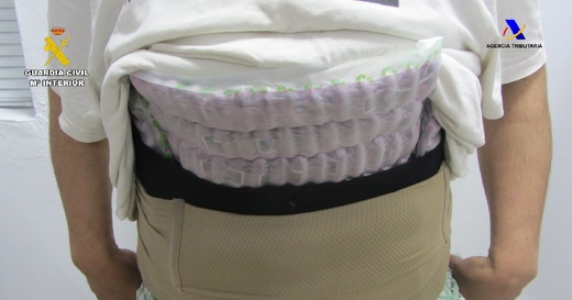 اعتقال خمس نساء من بينهن مهاجرتان مغربيتان حاولن تهريب الحشيش بطريقة مثيرة اعتقال خمس نساء من بينهن مهاجرتان مغربيتان حاولن تهريب الحشيش بطريقة مثيرة