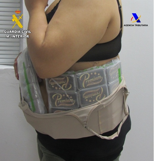 اعتقال خمس نساء من بينهن مهاجرتان مغربيتان حاولن تهريب الحشيش بطريقة مثيرة اعتقال خمس نساء من بينهن مهاجرتان مغربيتان حاولن تهريب الحشيش بطريقة مثيرة