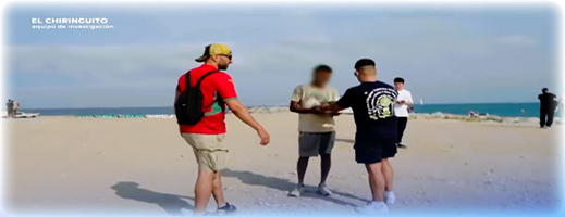 شرطة برشلونة تتنكر بقميص المنتخب المغربي للإيقاع بالباعة الجائلين شرطة برشلونة تتنكر بقميص المنتخب المغربي للإيقاع بالباعة الجائلين