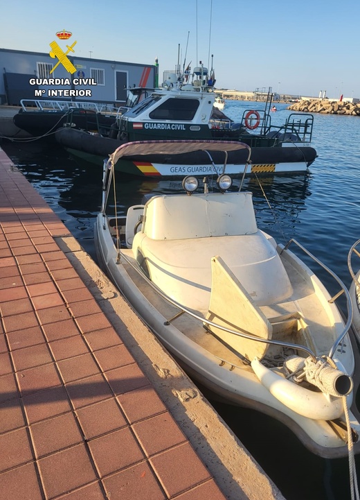 ضبط مغاربة مختبئين داخل قارب قبالة مليلية وتوقيف المهرب ضبط مغاربة مختبئين داخل قارب قبالة مليلية وتوقيف المهرب