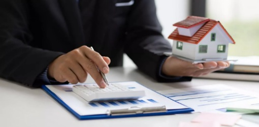 القنبلة الجبائية.. موثقون يحذرون من فوضى ضريبية تُهدد استثمارات الجالية بالمغرب القنبلة الجبائية.. موثقون يحذرون من فوضى ضريبية تُهدد استثمارات الجالية بالمغرب