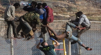 مائة مهاجر إفريقي يفشلون صباح اليوم في إجتياز السياج الشائك لمليلية المحتلة مائة مهاجر إفريقي يفشلون صباح اليوم في إجتياز السياج الشائك لمليلية المحتلة