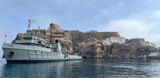 إسبانيا تعزز وجودها العسكري قرب صخرة بادس المتصلة ترابياً بالحسيمة إسبانيا تعزز وجودها العسكري قرب صخرة بادس المتصلة ترابياً بالحسيمة