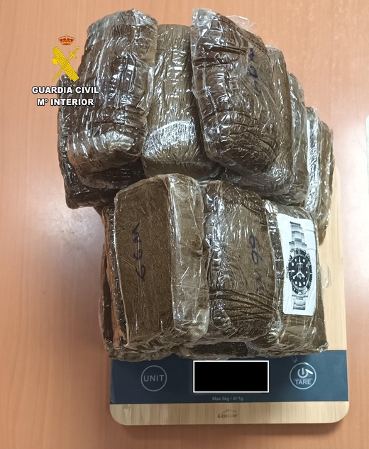 تهريب من نوع آخر.. رمي الحشيش من فوق السياج الحدودي وحرس مليلية يتصدى تهريب من نوع آخر.. رمي الحشيش من فوق السياج الحدودي وحرس مليلية يتصدى