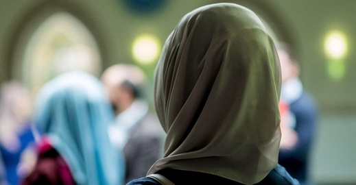 منع طالبتين من الحضور في حفل التخرج بسبب الحجاب يثير الجدل في بلجيكا منع طالبتين من الحضور في حفل التخرج بسبب الحجاب يثير الجدل في بلجيكا