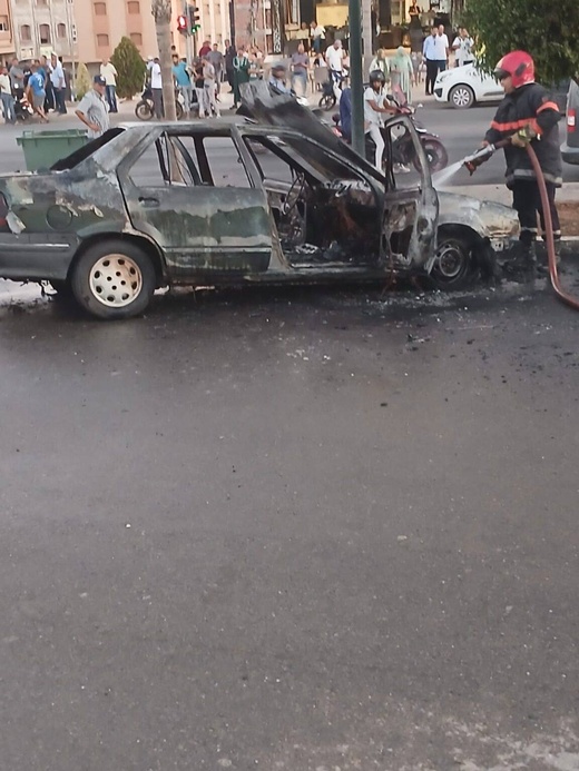 النيران تلتهم سيارة بالكامل قرب مستشفى القرب بزايو دون تسجيل إصابات