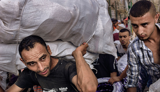 الجزيرة تنشر صور صادمة لنساء في مواجهة قسوة العيش بين مليلية والناظور الجزيرة تنشر صور صادمة لنساء في مواجهة قسوة العيش بين مليلية والناظور