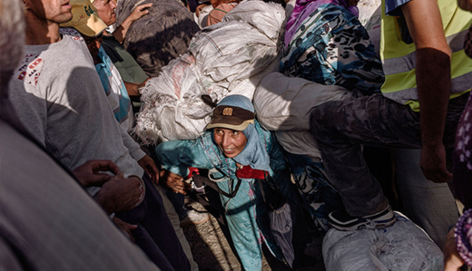 الجزيرة تنشر صور صادمة لنساء في مواجهة قسوة العيش بين مليلية والناظور الجزيرة تنشر صور صادمة لنساء في مواجهة قسوة العيش بين مليلية والناظور