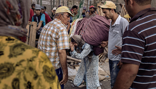 الجزيرة تنشر صور صادمة لنساء في مواجهة قسوة العيش بين مليلية والناظور الجزيرة تنشر صور صادمة لنساء في مواجهة قسوة العيش بين مليلية والناظور