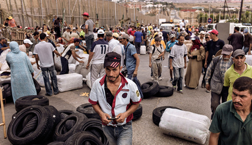 الجزيرة تنشر صور صادمة لنساء في مواجهة قسوة العيش بين مليلية والناظور الجزيرة تنشر صور صادمة لنساء في مواجهة قسوة العيش بين مليلية والناظور