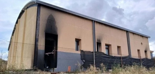 مجهولون يضرمون النار في مسجد للجالية ببلدة إسبانية قبل فتحه
