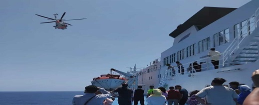 مروحية مغربية تتدخل لإنقاذ مهاجر تعرض لأزمة صحية على باخرة بين برشلونة وبني أنصار مروحية مغربية تتدخل لإنقاذ مهاجر تعرض لأزمة صحية على باخرة بين برشلونة وبني أنصار
