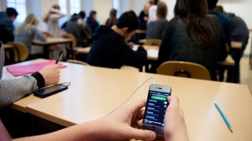 وزارة التعليم تعتزم إصدار دليل ينظم استعمال التلاميذ لهواتفهم داخل المدارس وزارة التعليم تعتزم إصدار دليل ينظم استعمال التلاميذ لهواتفهم داخل المدارس